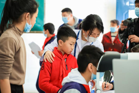 依视路视力基金会开展“睛彩童年 点亮西畴”暖冬公益行